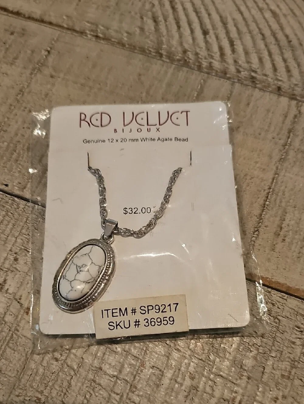 Red Velvet Bijoux White Agate Pendant Necklace 🌸 NEW